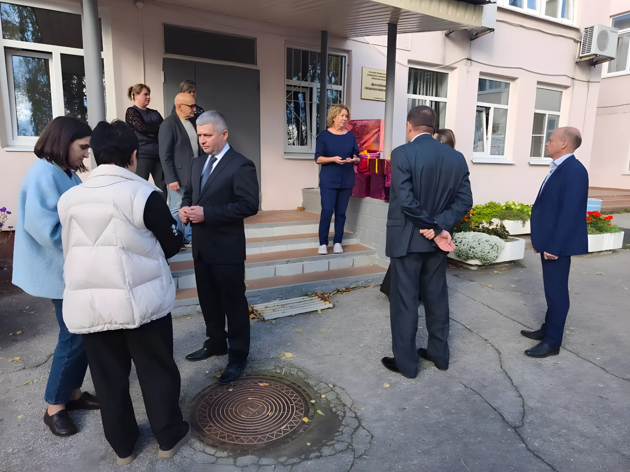 Представители организаций во время благотворительного визита